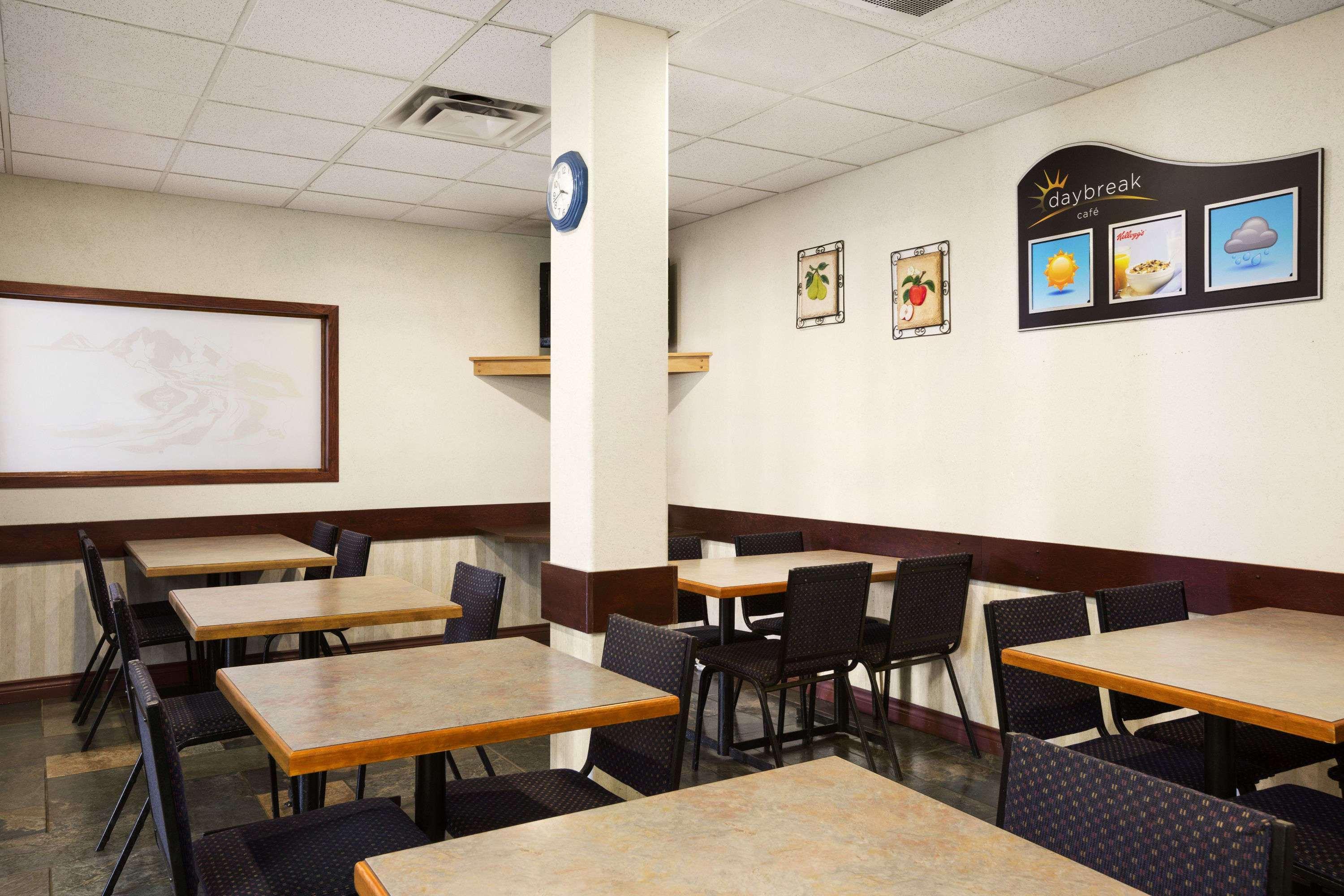 Days Inn By Wyndham Hinton Ngoại thất bức ảnh